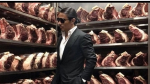 Salt Bae: Υπέρογκος λογαριασμός 161.000 ευρώ στο εστιατόριο του, σαν να αγόραζες ένα σπίτι