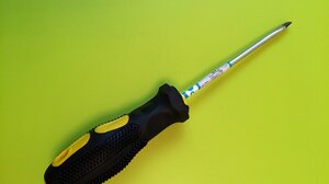 Τραυμάτισε με κατσαβίδι την εν διαστάσει σύζυγο του