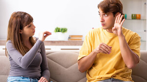 Μία διεθνής γλώσσα για τους κωφούς με την υπογραφή του ΕΛΜΕΠΑ!