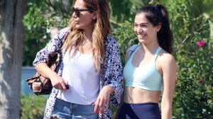 Με κατάξανθα μακριά μαλλιά η κόρη της Βανδή