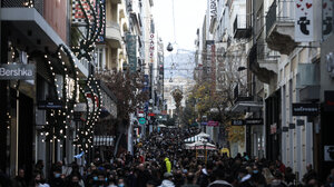 «Φειδωλοί» στις χριστουγεννιάτικες αγορές τους φέτος οι καταναλωτές – Πόσα και πού θα τα ξοδέψουν