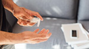 FT: Η Ε.Ε εξετάζει απαγόρευση της αιθανόλης στα απολυμαντικά χεριών – Φόβοι για καρκίνο