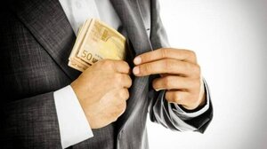 Έδωσε ...φακελάκι στον υποτιθέμενο γιατρό - Απίστευτη απάτη