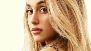 Δώρα σε παιδιά που νοσηλεύονται μοίρασε η Αριάνα Γκράντε