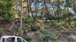 Τύχη-βουνό για οδηγό - Έπεσε το αυτοκίνητο σε πλαγιά και βγήκε ... με μερικές αμυχές!