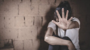 Ανήλικο κορίτσι κατήγγειλε τον πατέρα του ότι το χτύπησε και το απείλησε