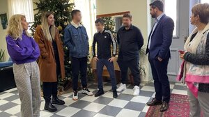 Ευχές, δώρα και "εορταστικό ποδοσφαιράκι" για τα παιδιά από τη δημοτική αρχή σε προνοιακές δομές της πόλης