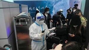 Βρετανία και Γαλλία δεν ενισχύουν τα μέτρα κατά του COVID για τους ταξιδιώτες από την Κίνα