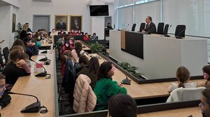 Με πρωτότυπες μουσικές ευχές και ..απορίες πολλές(!) φιλοδώρησαν τον Δήμαρχο, μαθητές