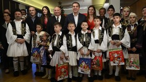 Παραδοσιακά κάλαντα άκουσε ο Αλέξης Τσίπρας	