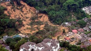 Κατολίσθηση Μαλαισία: Συνεχίζονται οι προσπάθειες εντοπισμού 12 αγνοουμένων 