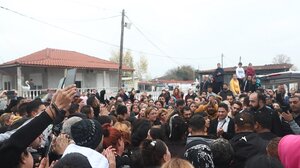 Θρήνος στην κηδεία του 16χρονου Κώστα: Με λουλούδια και τραγούδια ο αποχαιρετισμός