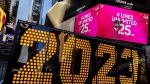 Ο κόσμος ετοιμάζεται να υποδεχθεί τη νέα χρονιά