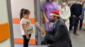 Κοντά στα παιδιά που νοσηλεύονται, ο Δήμαρχος Χανίων