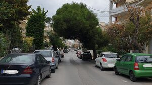 Έτοιμο να πέσει ένα ακόμη πεύκο - Κίνδυνος για κατοίκους και περαστικούς