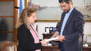 Η σπουδαία συγγραφέας Ρέα Γαλανάκη, επισκέφτηκε τον δήμαρχο Χανίων