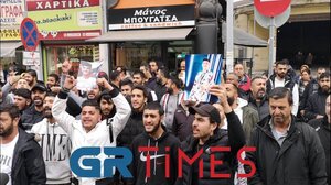 Με φωτογραφίες του Κώστα Φραγκούλη οι Ρομά έξω από τα δικαστήρια