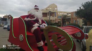 Ο Άγιος Βασίλης με το ξωτικό του και το έλκηθρο ... κυκλοφορούν ανάμεσά μας!