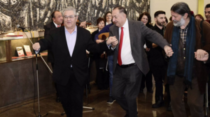 Τα πρωτοχρονιάτικα κάλαντα στον Δημήτρη Κουτσούμπα	