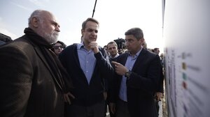 Στο "Κarteros Beach Sports Center" ο πρωθυπουργός, ξεναγήθηκε από τον Λευτέρη Αυγενάκη