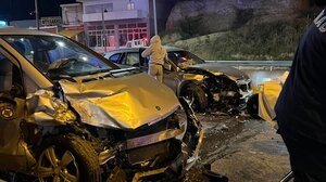 Σφοδρή σύγκρουση αυτοκινήτων στον Εσταυρωμένο - Βίντεο από το σημείο