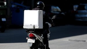 ΓΣΕΕ στους καταναλωτές: Να μην χρησιμοποιούμε delivery τις ημέρες του καύσωνα