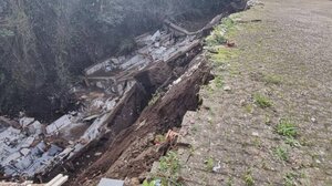 Δεκάδες φέρετρα κατέληξαν σε χαράδρα λόγω κατάρρευσης νεκροταφείου