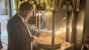 Γιατί άναψε κερί ο Άδωνις;