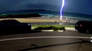 Αυστραλία: Κεραυνός χτύπησε παιδάκι ενώ βρισκόταν στη θάλασσα