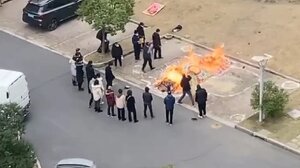 Εικόνες σοκ στην Κίνα: Καίνε στους δρόμους τα θύματα του κορωνοϊού