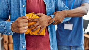 Ήθελαν να κάνουν ψώνια δωρεάν, αλλά τους "τσάκωσαν" οι κάμερες