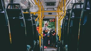 Λήστευαν μέσα στα αστικά λεωφορεία ή στη στάση