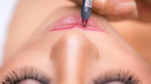 Πώς να χρησιμοποιείτε το μολύβι χειλιών σαν επαγγελματίας makeup artist