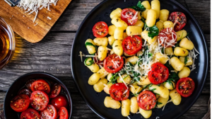 Νιόκι στο φούρνο με ντοματίνια και σπανάκι