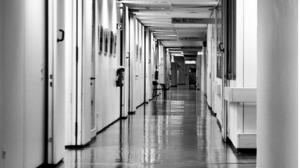 Νυχτερινή έφοδος με τις πιτζάμες, από διοικητή νοσοκομείου για τους "κοπανατζήδες"