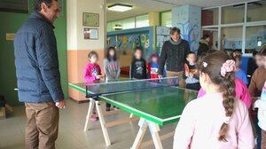 Δώρο σε μαθητές ένα τραπέζι του πινγκ πονγκ