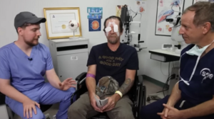 YouTuber πληρωσε για χειρουργηθούν 1000 τυφλοί άνθρωποι!