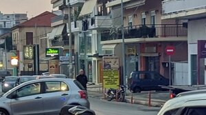 Αυτοκίνητο καρφώθηκε σε ταμπέλα!