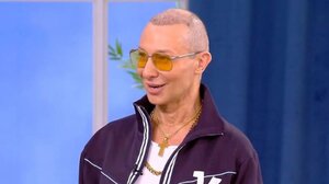 Ο Κωστέτσος δεν ανοίγει αμέσως τα δώρα κι αυτό ... το βγήκε σε καλό!