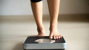 Απώλεια βάρους: 9 τροφές που δεν πρέπει να τρώτε μετά τις 18.00