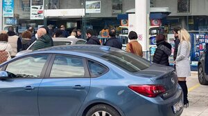 Ξέμειναν από αντιολισθητικές αλυσίδες και χιονοκουβέρτες τα καταστήματα