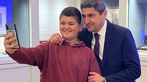 Ο Λ. Αυγενάκης ξενάγησε στη Βουλή μαθητές από τις Μοίρες