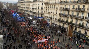 Γαλλία: Στους δρόμους δεκάδες χιλιάδες διαδηλωτές για το συνταξιοδοτικό 