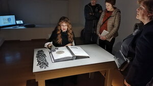 Παρατείνεται η έκθεση με τα 60 "γλυπτά ποιήματα" της Μαρίας Μεθυμάκη