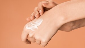 Σκασμένα χέρια: 3 tips με την κρέμα χεριών