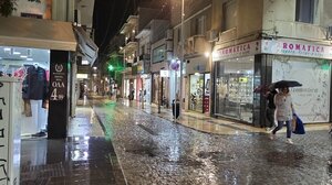 Χιονόνερο στο κέντρο του Ηρακλείου, χαλάζι στη Νεάπολη