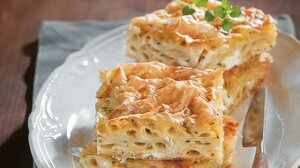 Λαχταριστή μακαρονόπιτα με καπνιστό τυρί μετσοβόνε