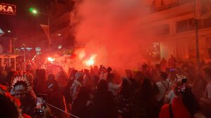  "Πλημμύρισαν" καρναβαλιστές οι δρόμοι του Ρεθύμνου - Βίντεο και φωτογραφίες από την νυχτερινή παρέλαση