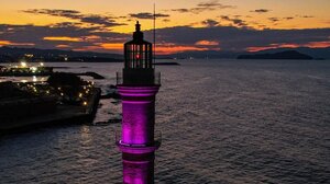 Στα μωβ ο Φάρος των Χανίων και το Θέατρο «Μ. Θεοδωράκης»