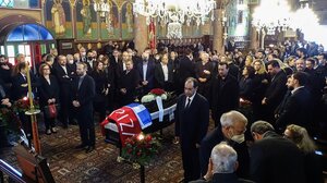 Με δύο σημαίες σκεπασμένη η σορός του Νεκτάριου Σαντορινιού στο "ύστατο χαίρε"